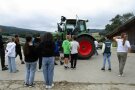 Kinder stehen vor Traktor