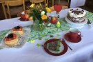 Kuchen und Teller auf einem Tisch