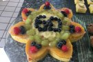 Sternförmige Torte mit Beeren in Form der Zahl 60 