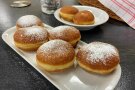 5 Krapfen auf einem länglichen Teller