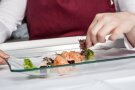 Hand drapiert Salatblatt auf einem Teller