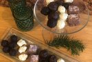 Pralinen in Schälchen
