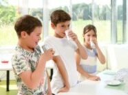 Kinder trinken Milch