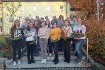 Gruppenfoto aller Teilnehmenden beim Kranzbinden