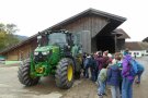 Kinder betrachten einen Traktor