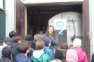 Kinder stehen vor Person im Freien
