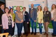 9 Personen stehen nebeneinander